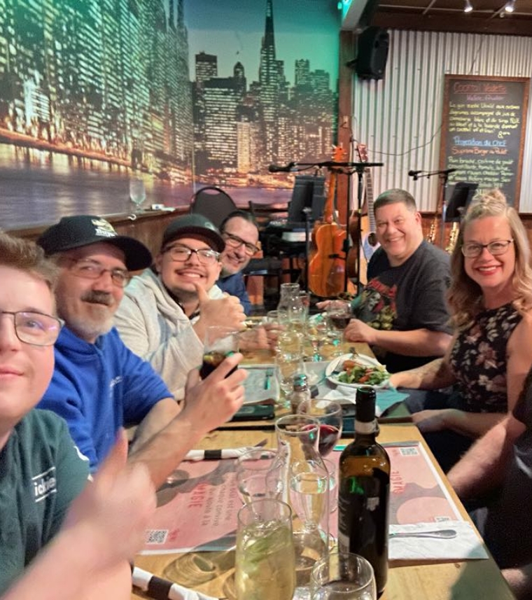 Équipe Équipement Robitaille au restaurant